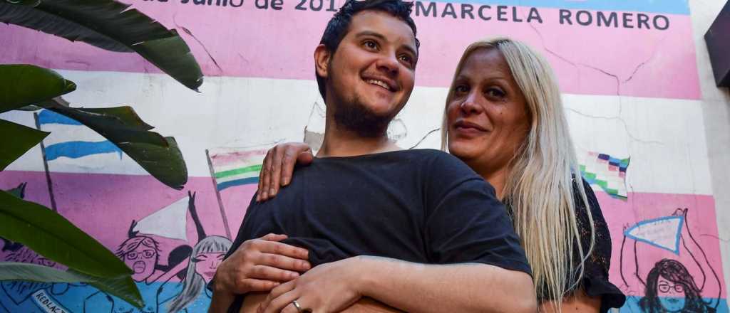 Un varón trans está embarazado de su pareja, una mujer trans