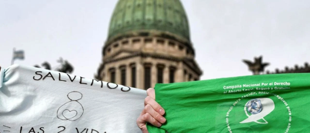 Pañuelos "verdes" y "celestes" en vigilia por la sesión del aborto