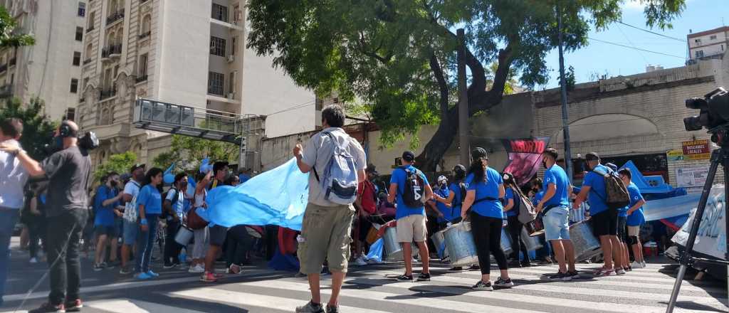 Los "celestes" preparan un acto que cerrará Viviana Canosa