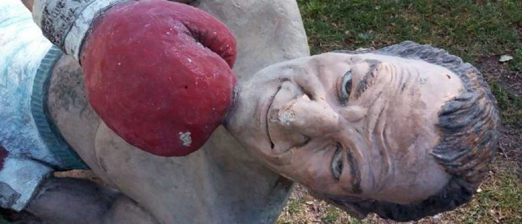 La estatua de Nicolino "noqueada" en Ciudad