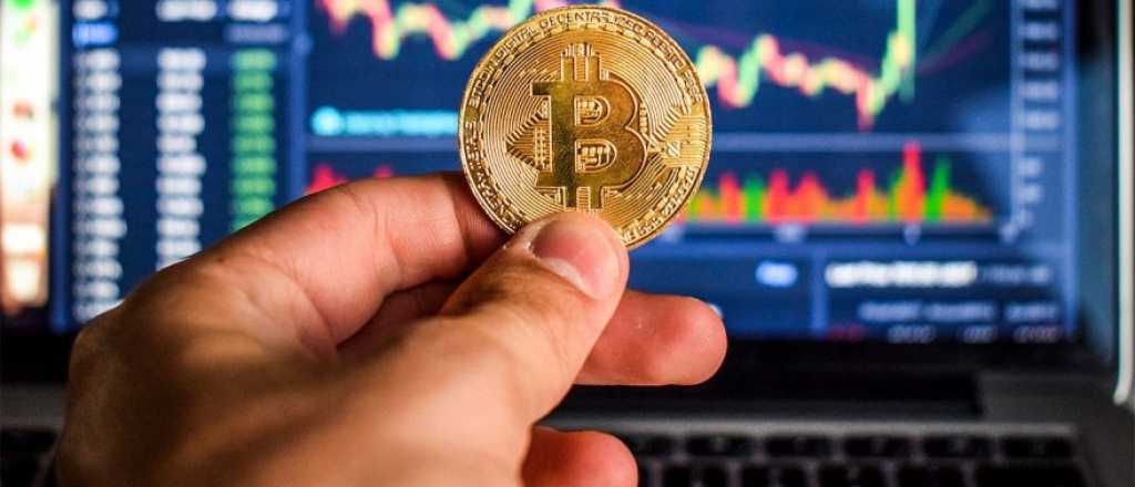 Bitcoin se desploma casi 20% en horas tras anuncio de Tesla 