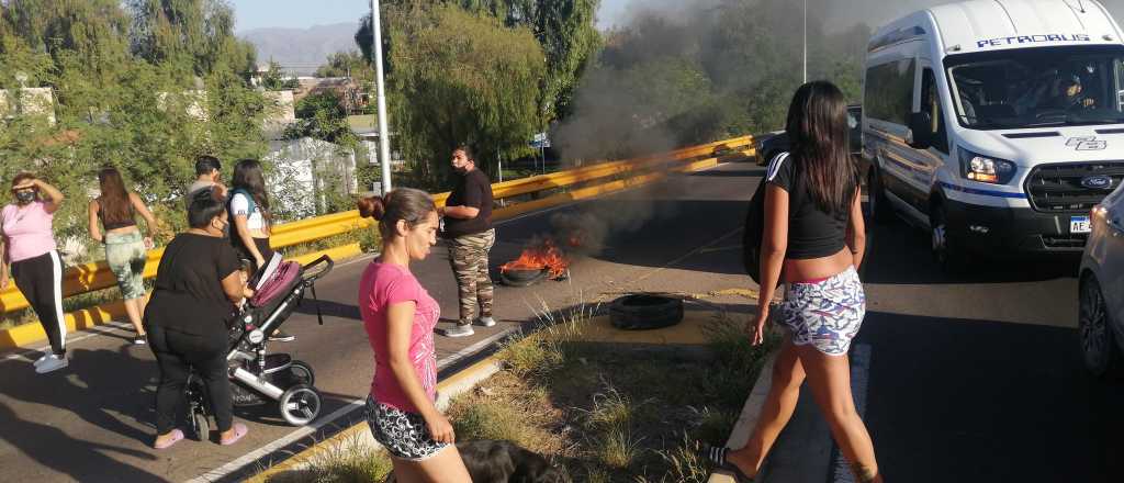 Por falta de agua, cortaron el tránsito en el Corredor del Oeste