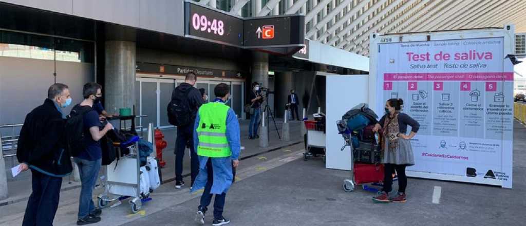 Llegó el último vuelo de Londres bajo estricto operativo