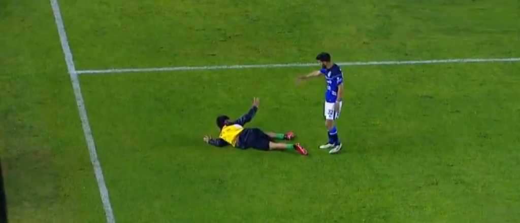 Un jugador de Gimnasia "se sacó" y empujó a un alcanzapelotas