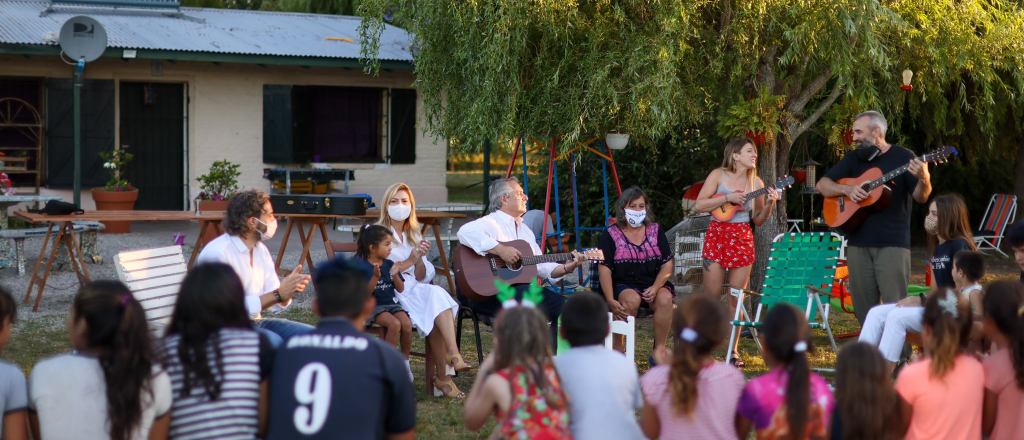 Con Fabiola y guitarra, el Presidente visitó un hogar de niños