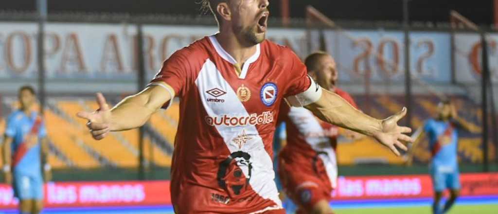 Hauche se peleó con Milito y fue separado del plantel