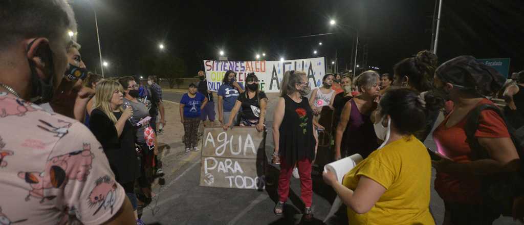 Vecinos de Las Heras y de Ciudad cortaron calles por falta de agua