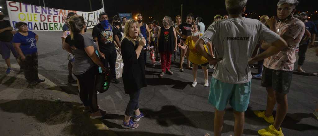 Vecinos de Luján cortaron la calle porque llevan 15 días sin agua