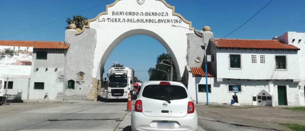 Demoras de más de una hora para entrar y salir de Mendoza