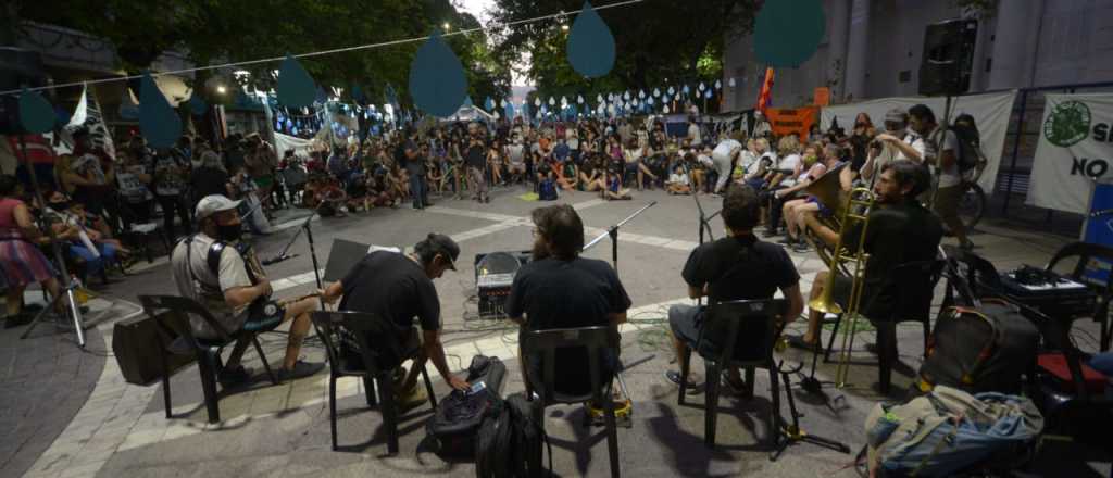 Fotos de la marcha y del festival por el aniversario de la defensa de la 7722