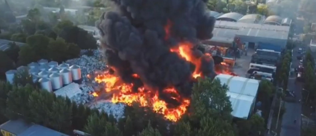 Gigante incendio en una fábrica de plástico