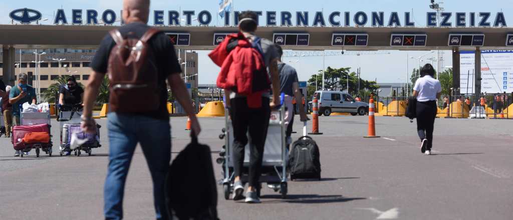 El gobierno pidió a la gente que postergue viajes al exterior