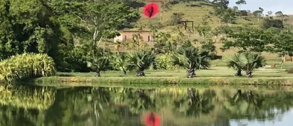 Hicieron una escultura de una vagina en un cerro contra la cultura machista