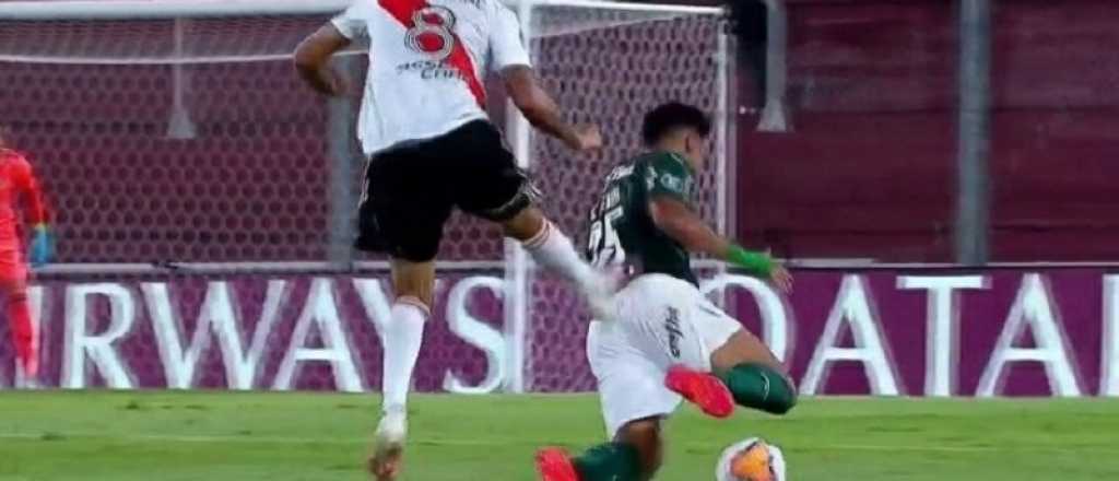 Video: Carrascal y una insólita patada que le valió la expulsión en River