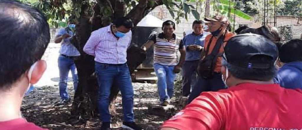 Ataron a un árbol y golpearon a un intendente por incumplir promesas