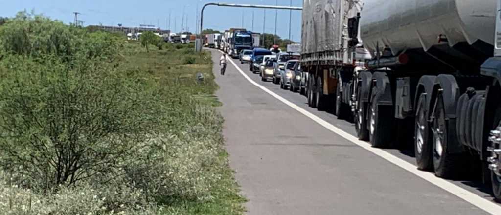 Quejas por 5 kilómetros de cola en Desaguadero para entrar a Mendoza