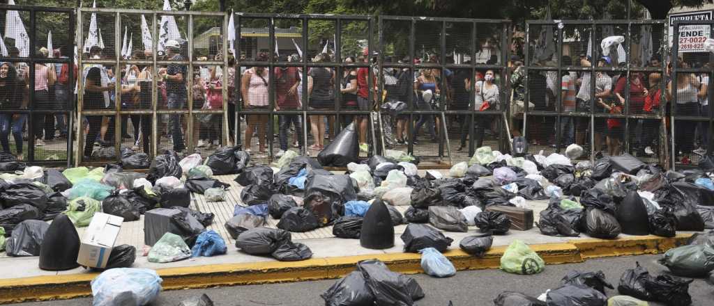 Video: exigieron liberar a Milagro Sala arrojando basura frente a la Corte