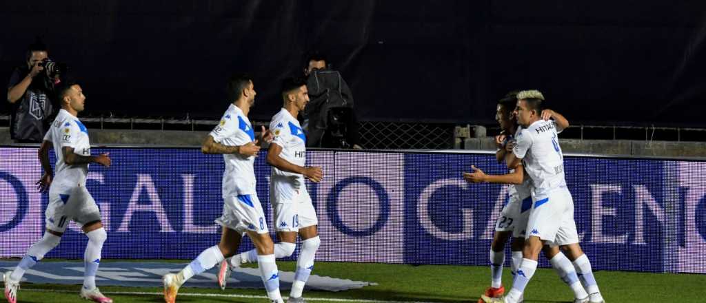 Entre penales y rojas, Vélez pasó de fase en la Copa Maradona