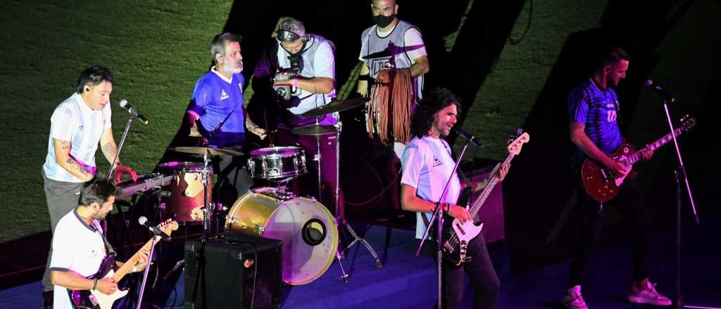 Video: ex futbolistas homenajearon a maradona tocando "La Mano de Dios"