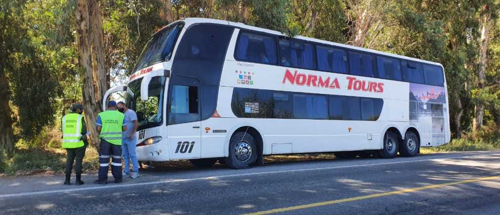 Gendarmería bajó a 14 personas de un micro que salió de Mendoza