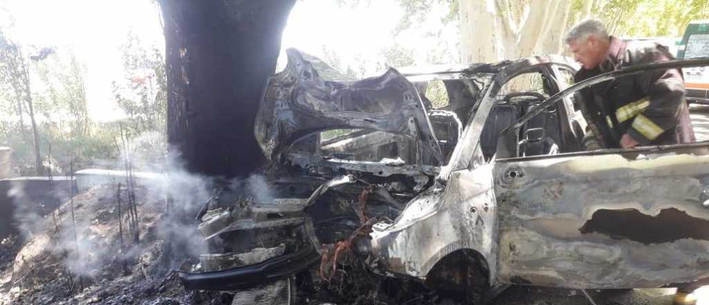 Chocó contra un árbol, se incendió el auto y está grave en San Rafael 