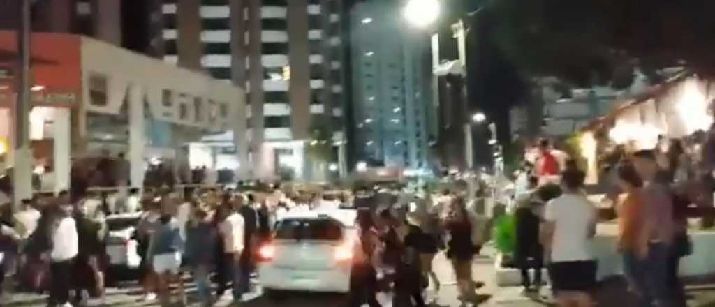 Video: jóvenes insultaron a Alberto por las restricciones en Pinamar