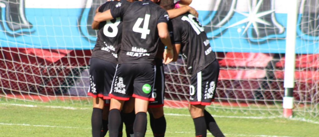 Maipú ganó y los hinchas alentaron desde el techo de una casa