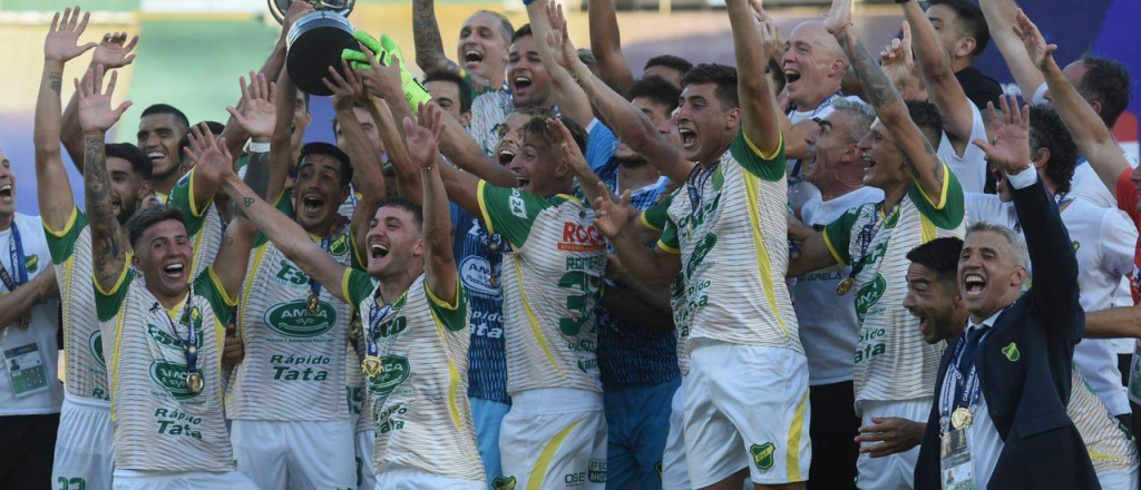 Locura en Varela: el plantel de Defensa fue recibido por una multitud