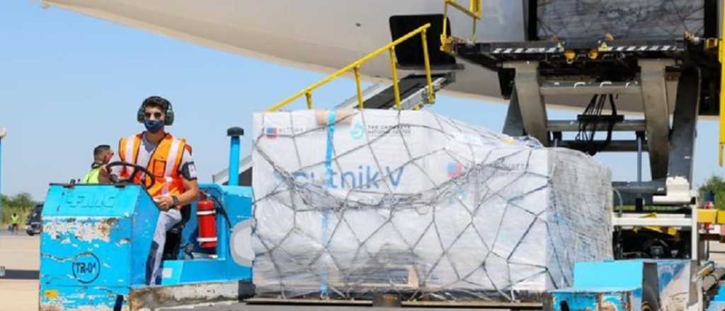 El avión de Aerolíneas con las vacunas llega al mediodía