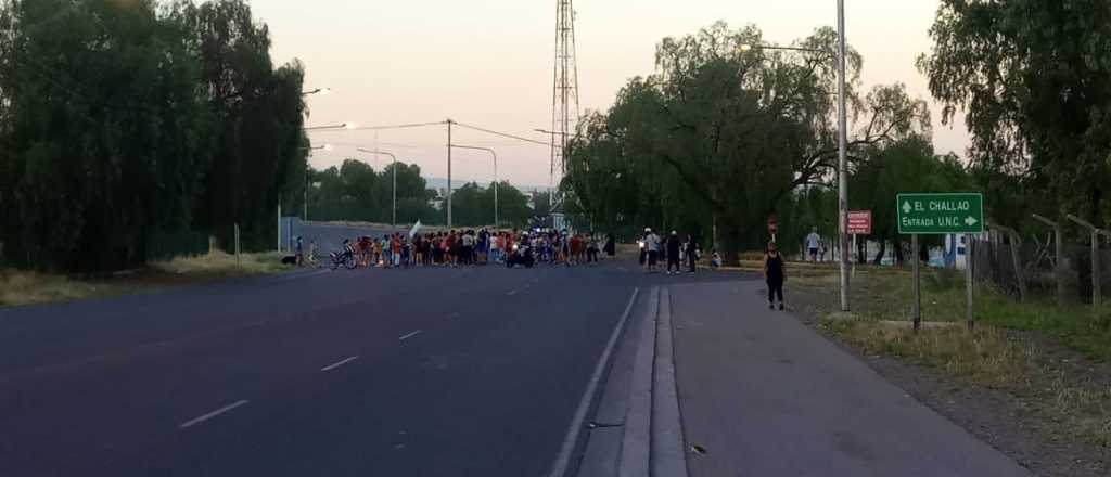 Por falta de agua, vecinos de La Favorita cortaron la Avenida Champagnat 