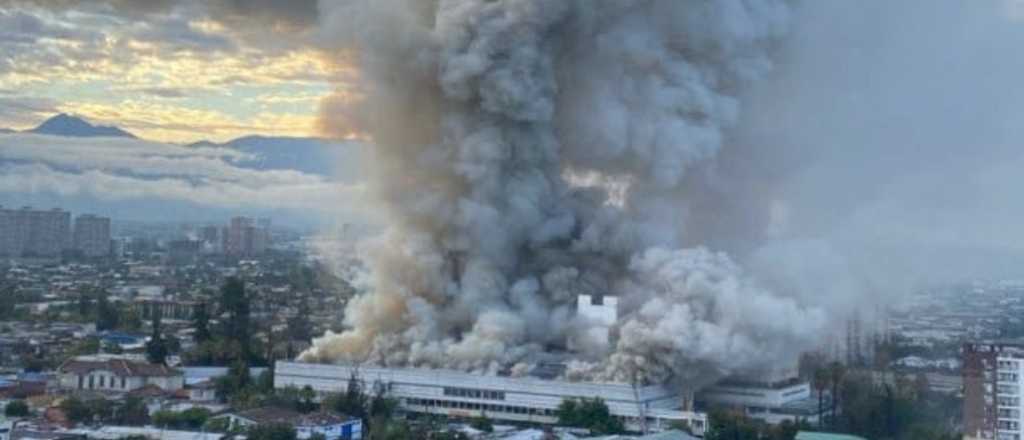 Tremendo incendio en el hospital de niños de Santiago de Chile