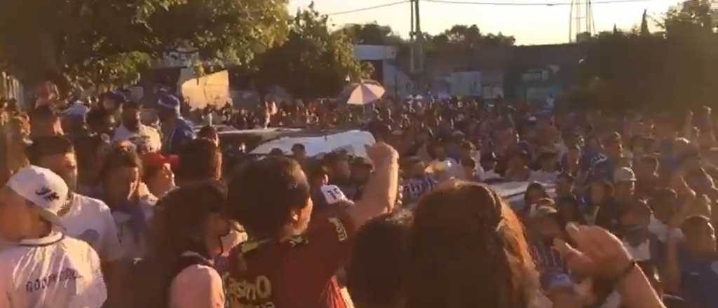 El banderazo de los hinchas del Tomba para despedir al Morro