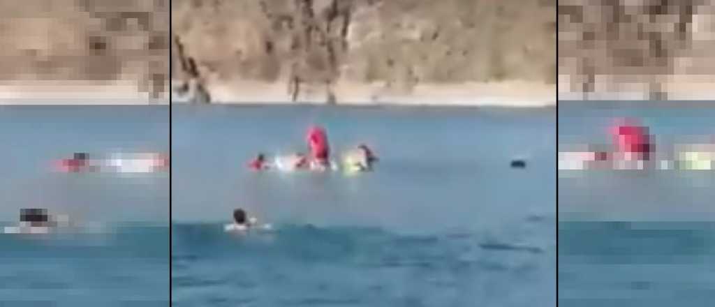 Video: una balsa con turistas se hundió en Los Reyunos 