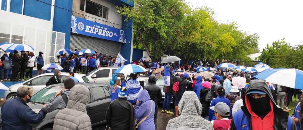 Video: bajo la lluvia, los hinchas despidieron al Morro