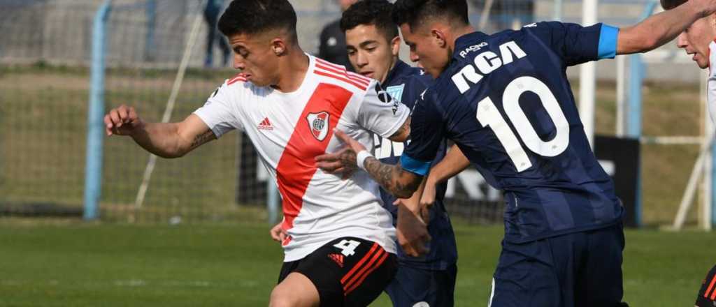 Dos juveniles de River, a punto de llegar al Tomba