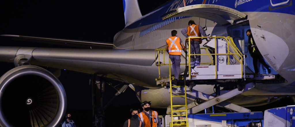 Anoche partió el vuelo para traer más vacunas rusas