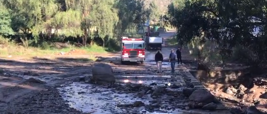 Buscan a un hombre que fue arrastrado por el agua en El Challao