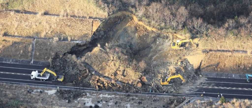 Tremendo alud sobre una ruta por el terremoto en Japón