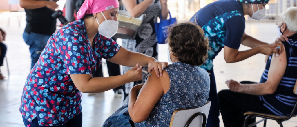 Chile recibe vacunas Pfizer destinadas a los docentes