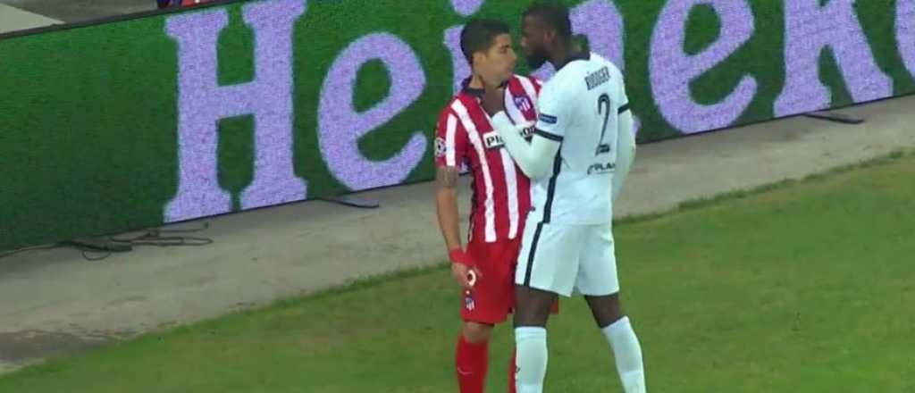 Rudiger se volvió loco y agarró del cuello a Luis Suárez