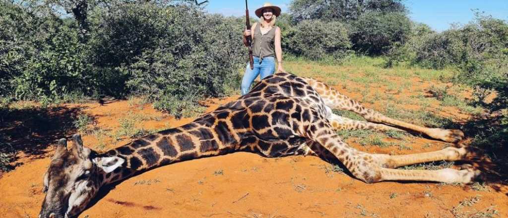 Cazadora se sacó fotos morbosas para burlarse de los animalistas