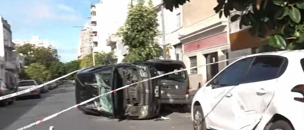 Una mujer chocó y mordió a dos policías