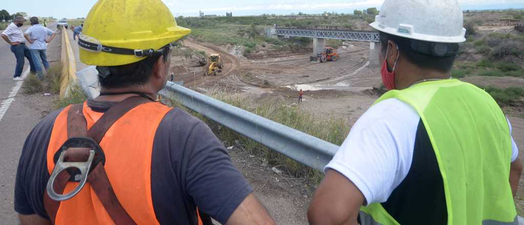 Habría una fisura frente al puente que se cayó sobre la ruta 40