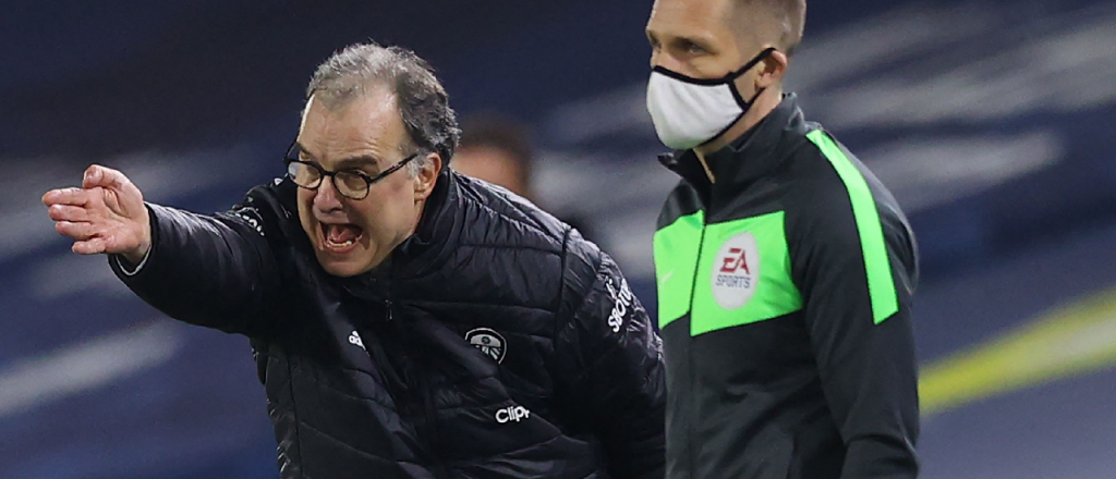 Suspenden Leeds - Liverpool por brote de Covid en el equipo de Bielsa