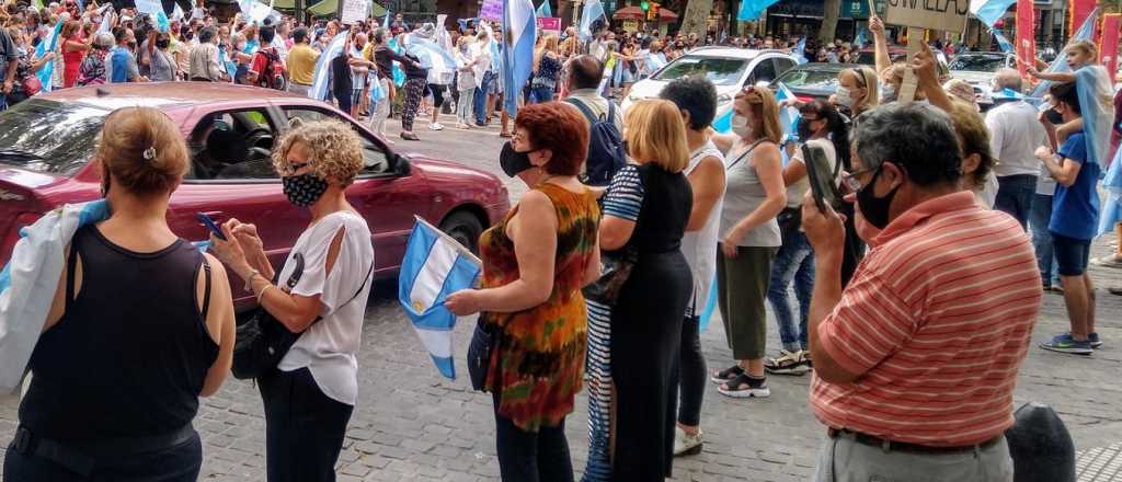 Mendoza se sumó a la protesta por el escándalo de las vacunas