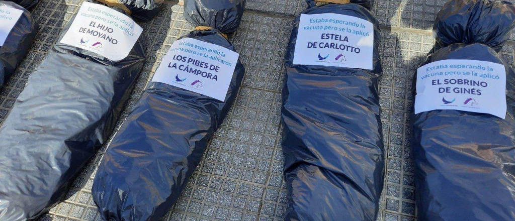 Las bolsas mortuorias, los "vacunados VIP" y la furia de Alberto