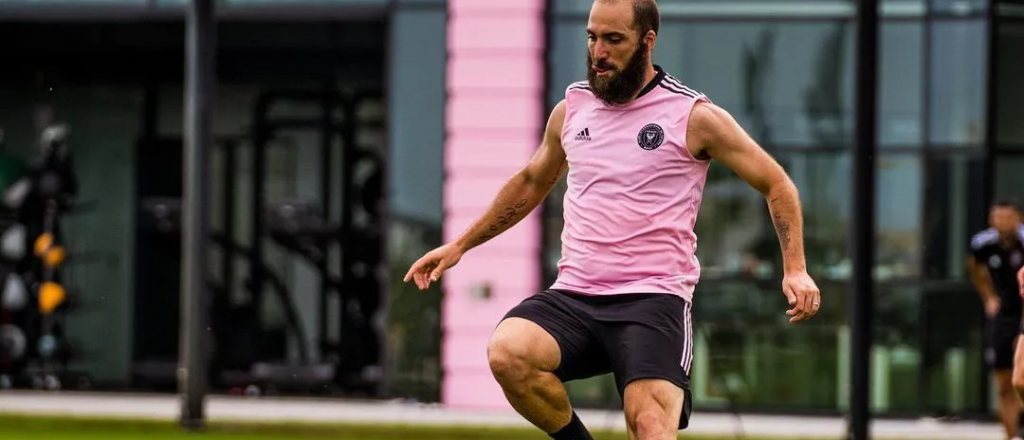 Pelado y barbudo: el increíble cambio de look del Pipita Higuaín