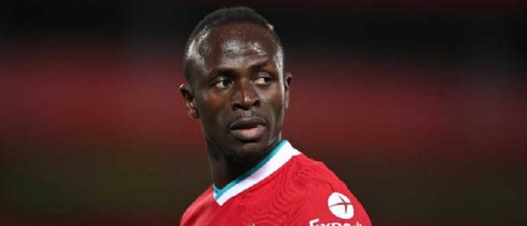 Le pegó un pelotazo a Mané y se calentó el partido