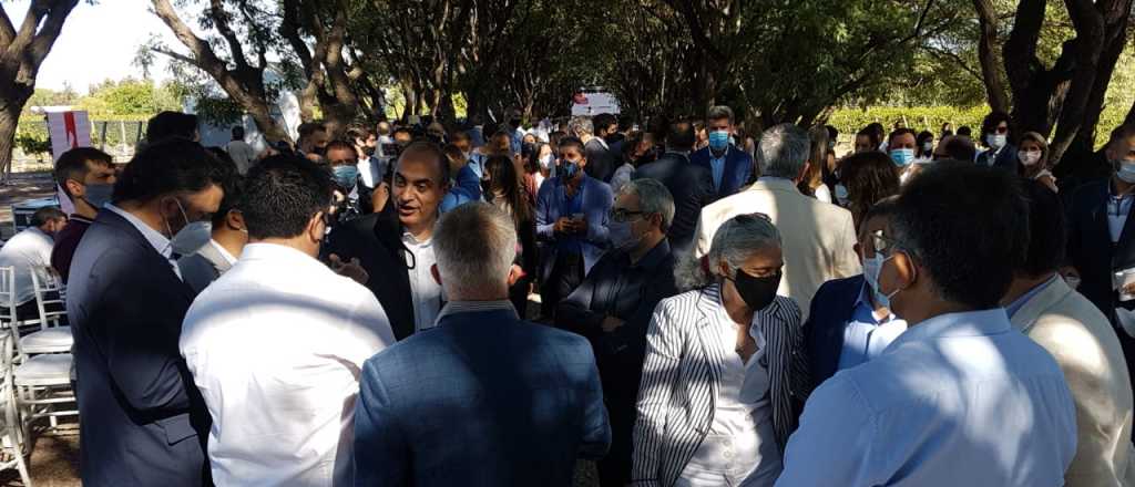 Estiran el Desayuno de la Coviar por demora en el vuelo del presidente