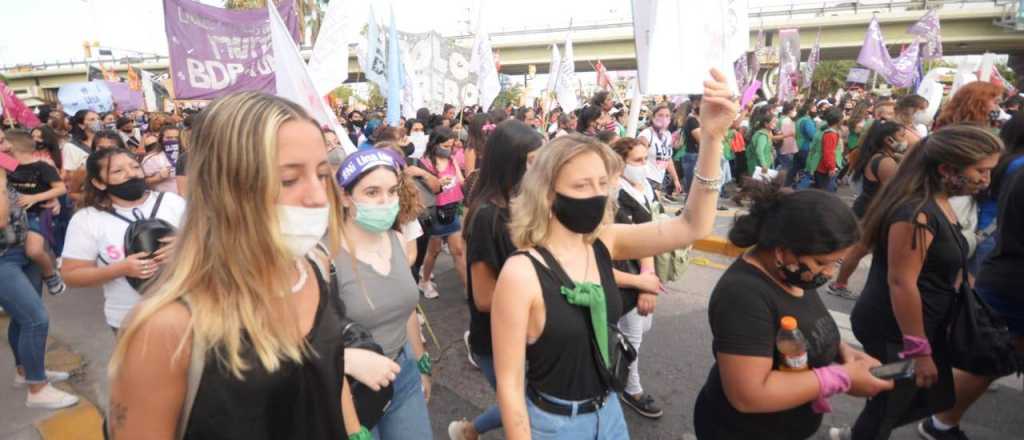 Así se marcha por el #8M en Mendoza